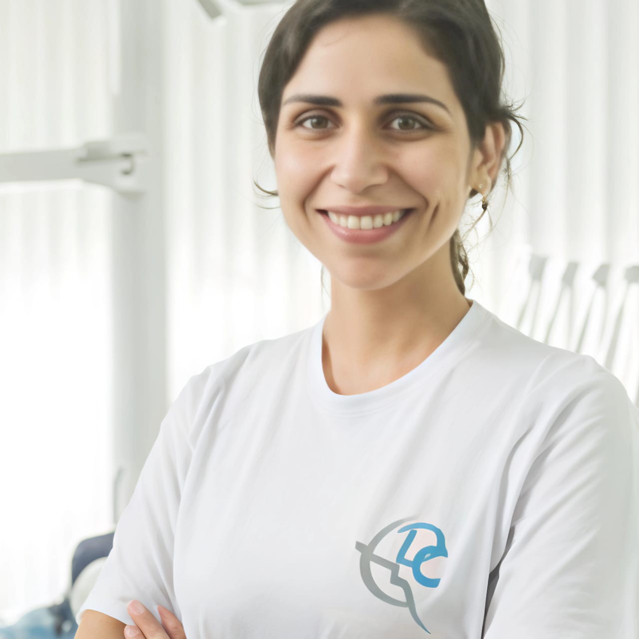 Portrait du Dr Nada El Hamid portant une blouse signée La Brise